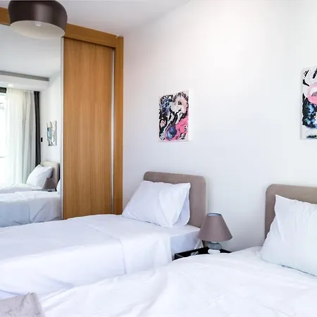 Brand New W/ Rooftop Pool In The Heart Of Kyrenia Apartment *