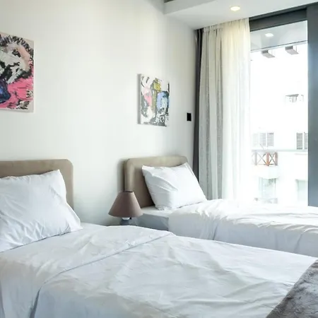 Brand New W/ Rooftop Pool In The Heart Of Kyrenia Apartment