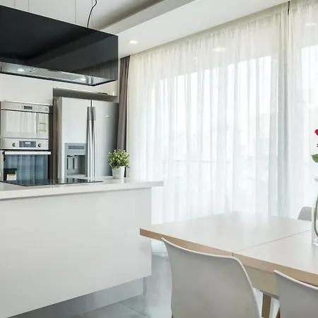 Brand New W/ Rooftop Pool In The Heart Of Kyrenia Apartment *