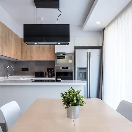 Brand New W/ Rooftop Pool In The Heart Of Kyrenia Apartment